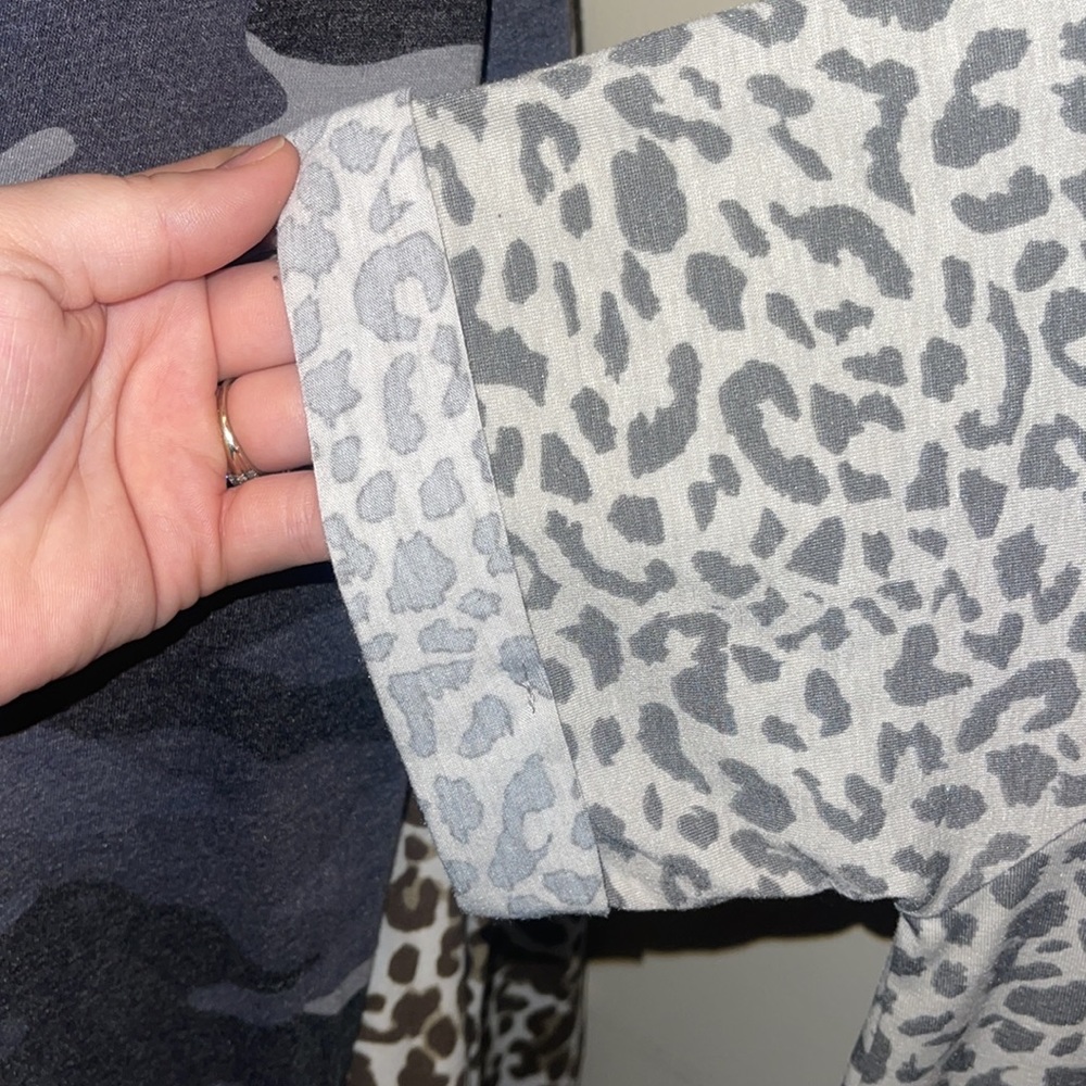 Oversized Leopard Top - Picture 3 of 6